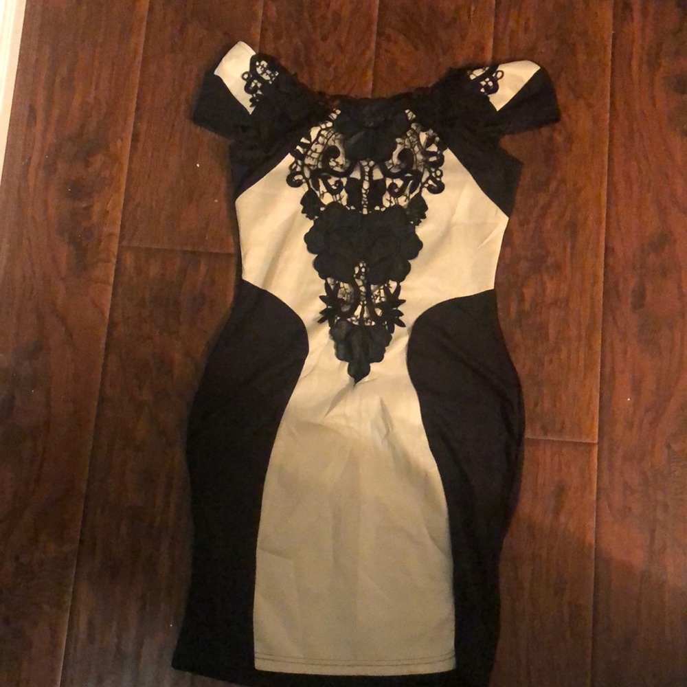 Beautiful dress. Black decal on the front. Material has stretch.